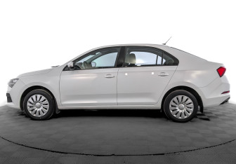 Подержанный автомобиль Skoda Rapid Liftback 2021 года (8 фото)