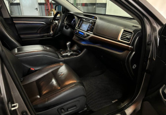 Подержанный автомобиль Toyota Highlander 2014 года (17 фото)