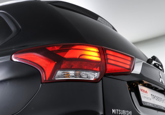 Подержанный автомобиль Mitsubishi Outlander 2015 года (21 фото)