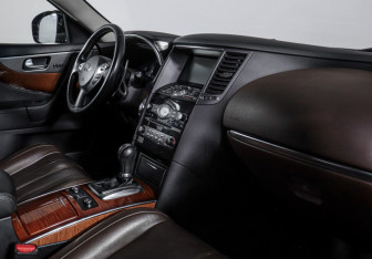 Подержанный автомобиль Infiniti QX70 2017 года (9 фото)