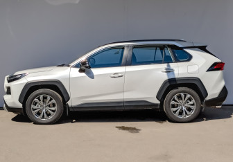 Подержанный автомобиль Toyota RAV4 2024 года (8 фото)