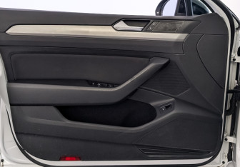 Подержанный автомобиль Volkswagen Passat Sedan 2018 года (19 фото)