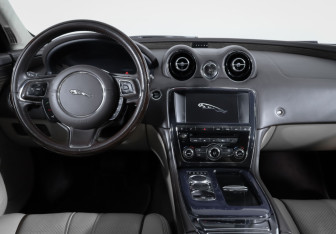 Подержанный автомобиль Jaguar XJ 2013 года (12 фото)
