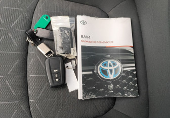 Подержанный автомобиль Toyota RAV4 2021 года (18 фото)