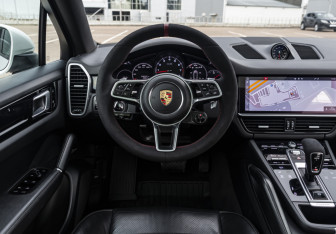 Подержанный автомобиль Porsche Cayenne 2019 года (10 фото)