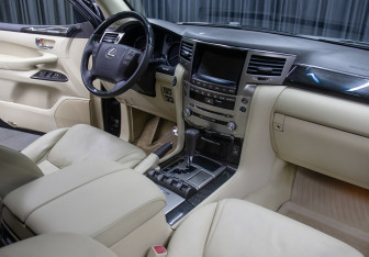 Подержанный автомобиль Lexus LX 2015 года (11 фото)