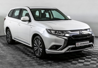 Подержанный автомобиль Mitsubishi Outlander 2022 года (3 фото)