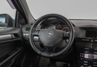 Подержанный автомобиль Opel Astra Hatchback 2010 года (15 фото)
