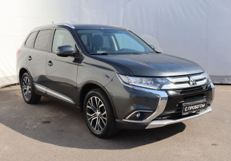 Подержанный автомобиль Mitsubishi Outlander 2015 года (3 фото)