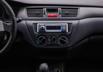 Подержанный автомобиль Mitsubishi Lancer Sedan 2004 года (14 фото)