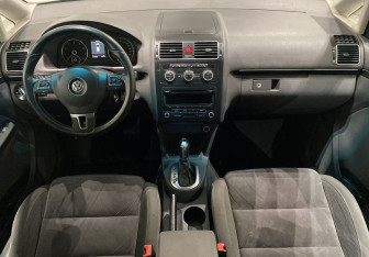 Подержанный автомобиль Volkswagen Touran 2013 года (10 фото)