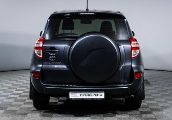 Подержанный автомобиль Toyota RAV4 2011 года (6 фото)