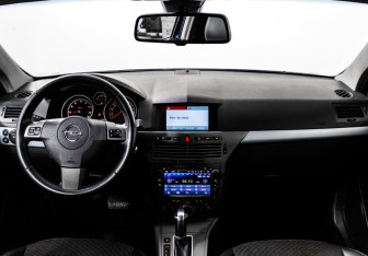 Подержанный автомобиль Opel Astra Hatchback 2006 года (11 фото)