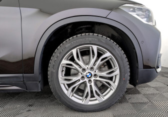 Подержанный автомобиль BMW X1 2017 года (18 фото)
