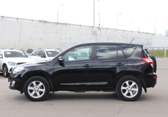 Подержанный автомобиль Toyota RAV4 2010 года (8 фото)