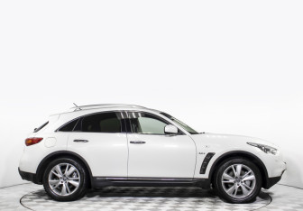 Подержанный автомобиль Infiniti QX70 2016 года (4 фото)