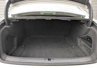 Подержанный автомобиль Audi A4 Sedan 2017 года (10 фото)