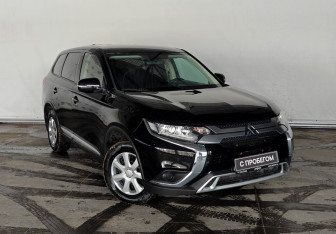 Подержанный автомобиль Mitsubishi Outlander 2021 года (3 фото)