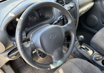Подержанный автомобиль Hyundai Santa Fe 2001 года (13 фото)