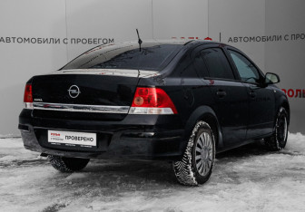 Подержанный автомобиль Opel Astra Sedan 2010 года (5 фото)