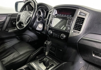 Подержанный автомобиль Mitsubishi Pajero 2015 года (9 фото)