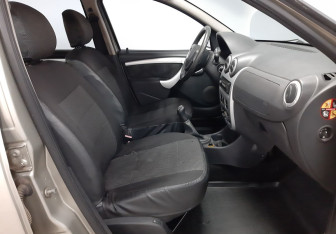 Подержанный автомобиль Renault Sandero 2010 года (16 фото)