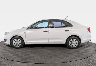 Подержанный автомобиль Skoda Rapid Liftback 2017 года (8 фото)
