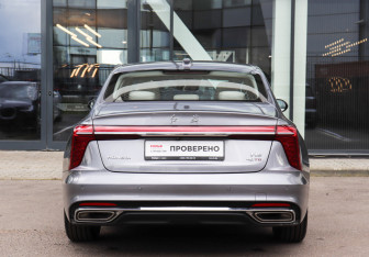 Подержанный автомобиль Hongqi H5 2024 года (5 фото)