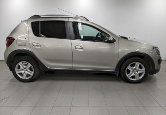 Подержанный автомобиль Renault Sandero 2016 года (4 фото)