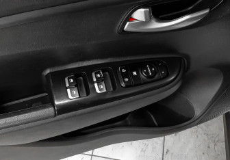 Подержанный автомобиль Kia Rio Hatchback 2019 года (15 фото)