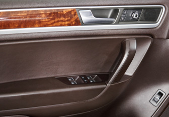 Подержанный автомобиль Volkswagen Touareg 2011 года (15 фото)