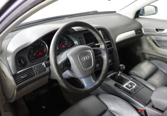 Подержанный автомобиль Audi A6 Sedan 2004 года (5 фото)