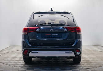 Подержанный автомобиль Mitsubishi Outlander 2019 года (4 фото)