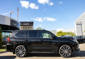 Подержанный автомобиль Lexus LX 2018 года (3 фото)