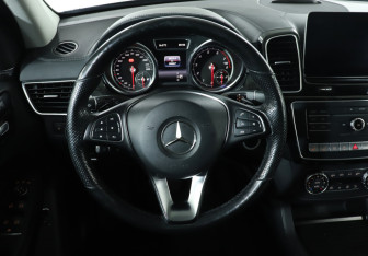 Подержанный автомобиль Mercedes-Benz GLE 2018 года (18 фото)