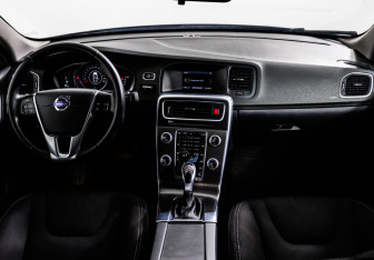 Подержанный автомобиль Volvo S60 2015 года (12 фото)