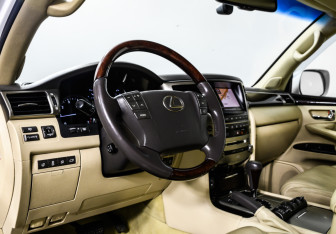 Подержанный автомобиль Lexus LX 2012 года (13 фото)