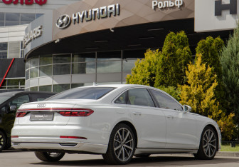 Подержанный автомобиль Audi A8 2019 года (4 фото)