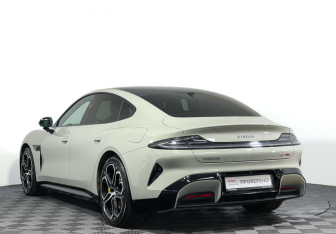 Подержанный автомобиль Xiaomi SU7 2024 года (7 фото)