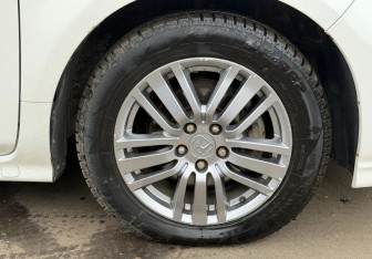 Подержанный автомобиль Honda Elysion 2004 года (15 фото)
