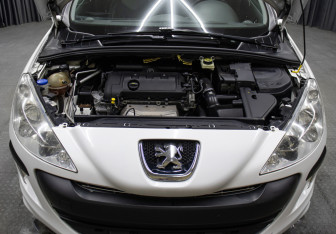 Подержанный автомобиль Peugeot 308 Hatchback 2010 года (9 фото)