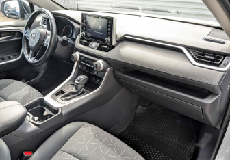 Подержанный автомобиль Toyota RAV4 2019 года (11 фото)