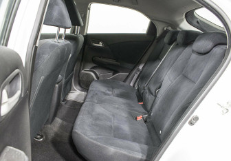 Подержанный автомобиль Honda Civic Hatchback 2012 года (13 фото)