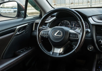 Подержанный автомобиль Lexus RX 2018 года (10 фото)