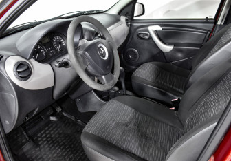 Подержанный автомобиль Renault Sandero 2010 года (10 фото)