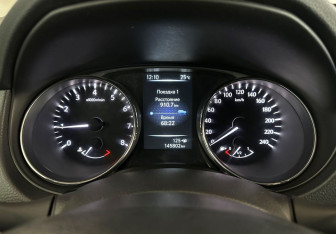 Подержанный автомобиль Nissan X-Trail 2017 года (15 фото)