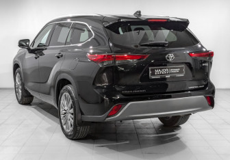 Подержанный автомобиль Toyota Highlander 2025 года (7 фото)