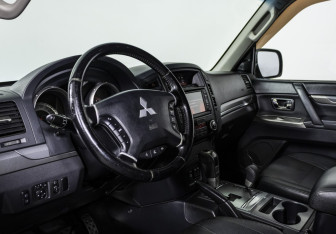 Подержанный автомобиль Mitsubishi Pajero 2012 года (11 фото)