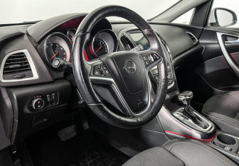 Подержанный автомобиль Opel Astra Hatchback 2014 года (13 фото)