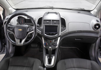 Подержанный автомобиль Chevrolet Aveo Hatchback 2013 года (12 фото)